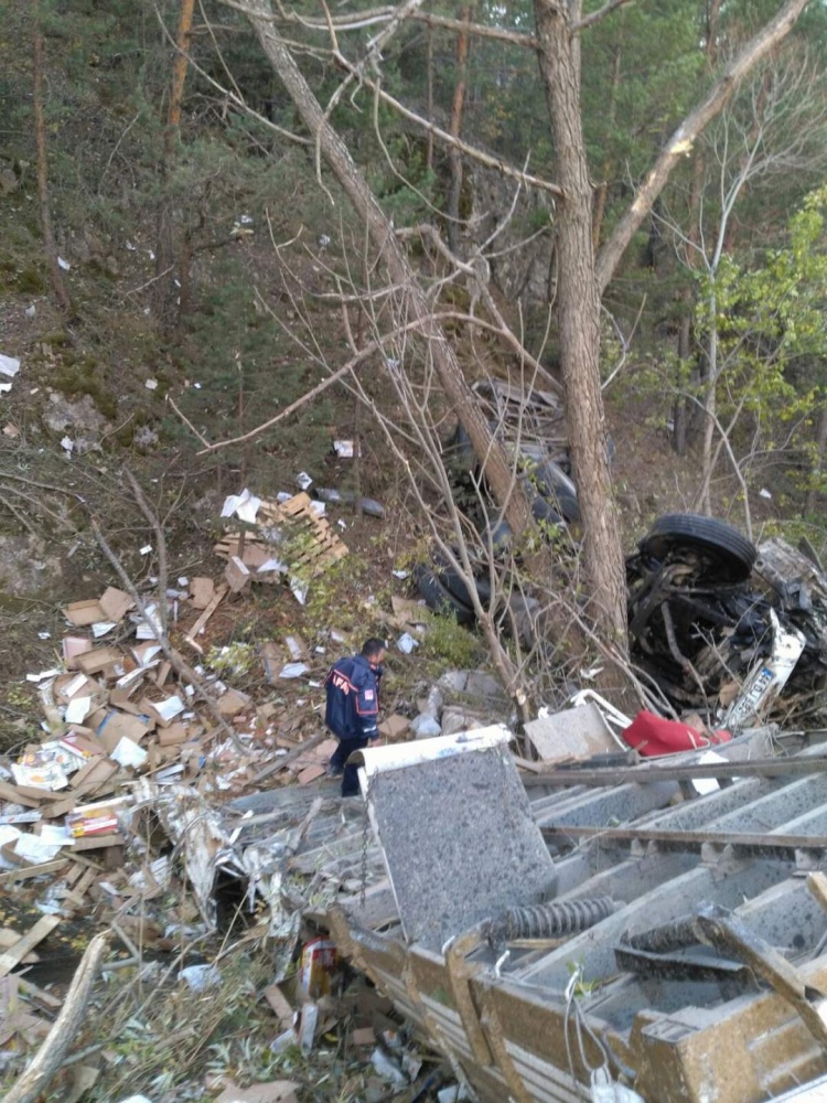 Tersun dağında meyve yüklü tır yuvarlandı: 1 ölü, 1 yaralı 6