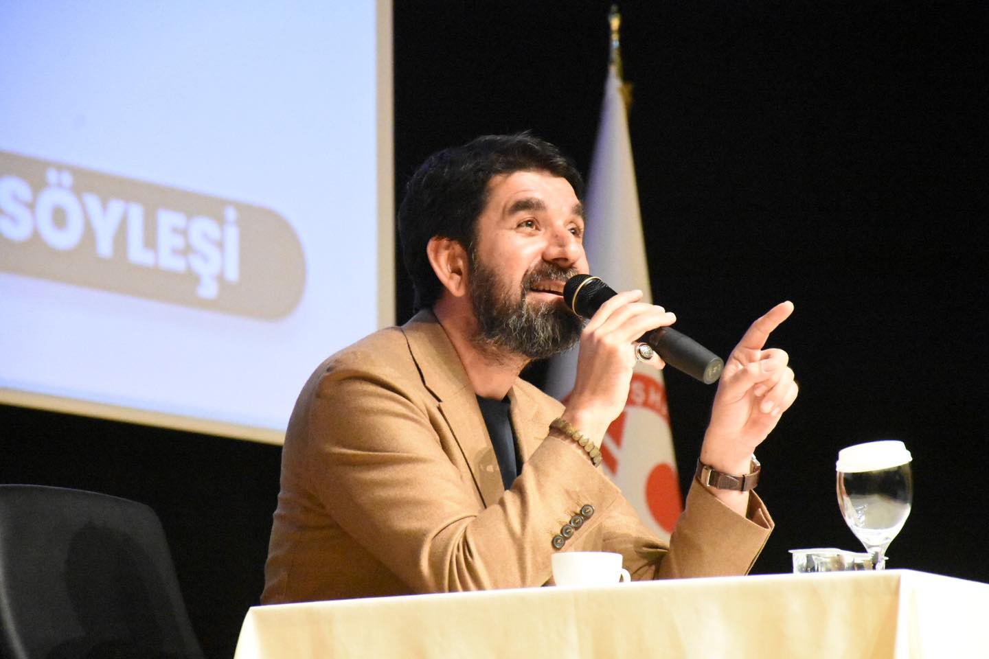 Serdar Tuncer’den Gümüşhane’de “Aşık olan neylesin” söyleşisi 2