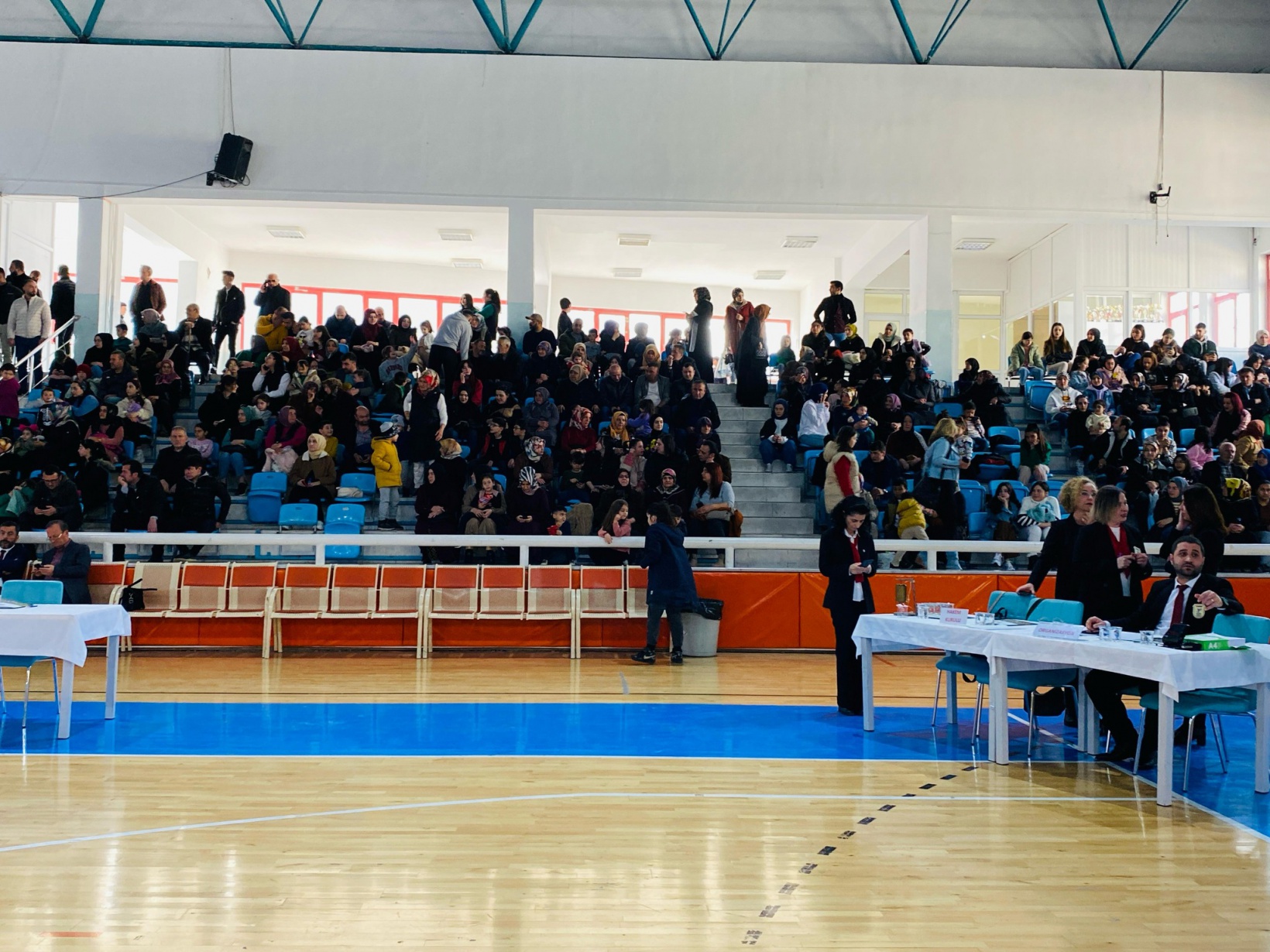 Halk oyunları yarışmaları yapıldı 24