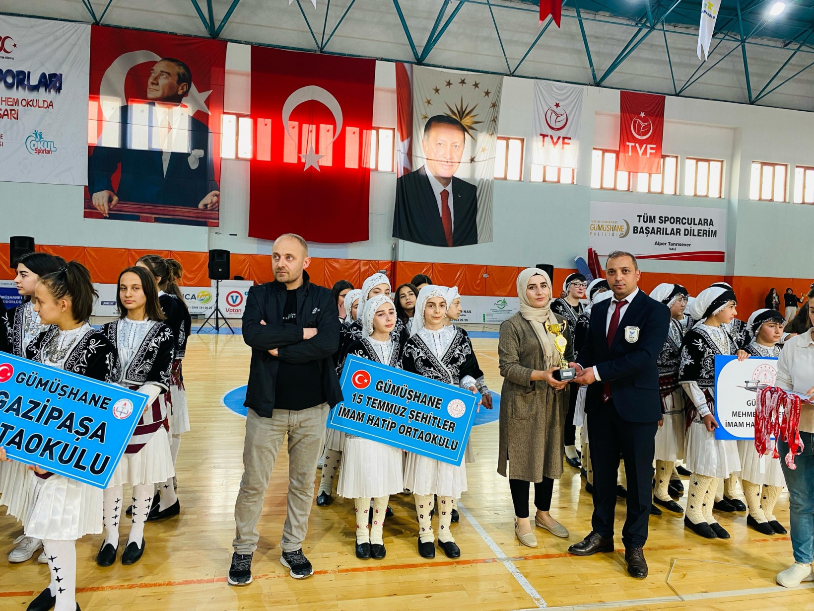 Halk oyunları yarışmaları yapıldı 13