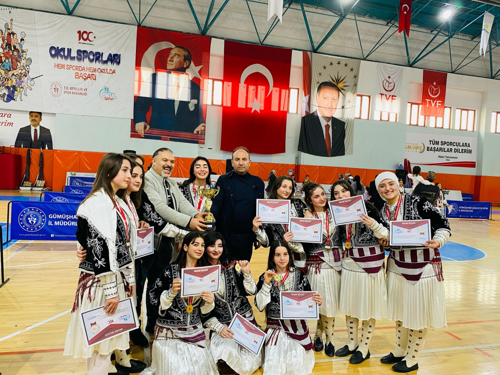 Halk oyunları yarışmaları yapıldı 17