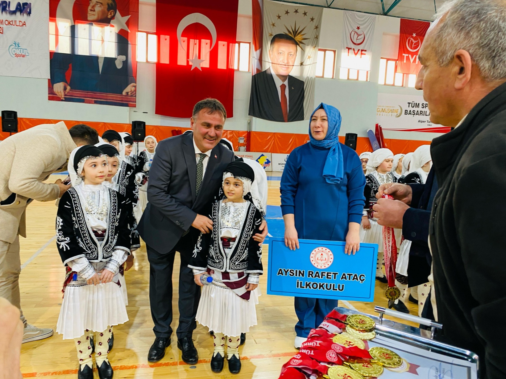 Halk oyunları yarışmaları yapıldı 11