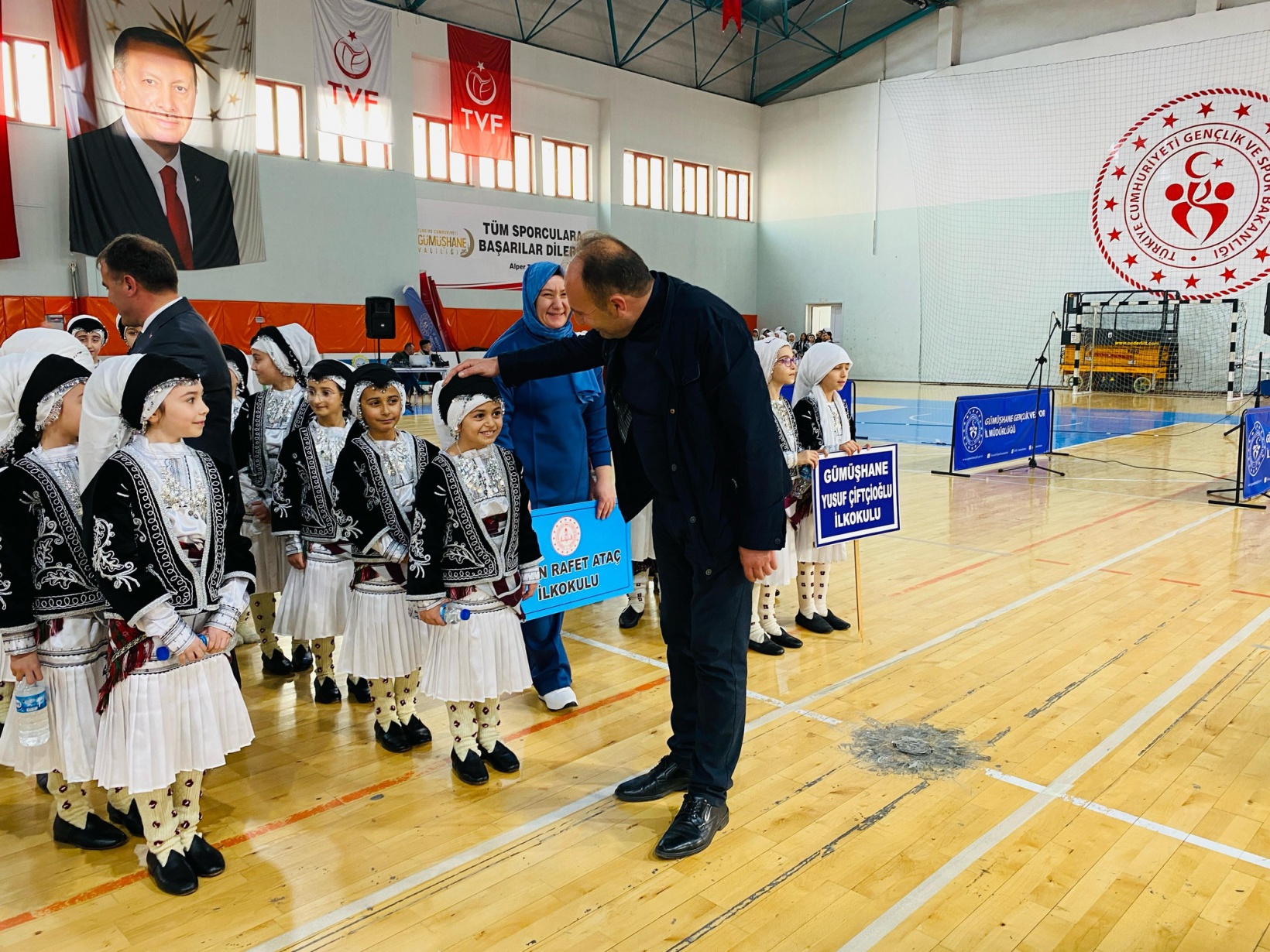 Halk oyunları yarışmaları yapıldı 8