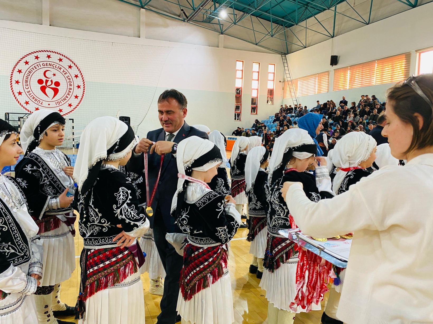 Halk oyunları yarışmaları yapıldı 14