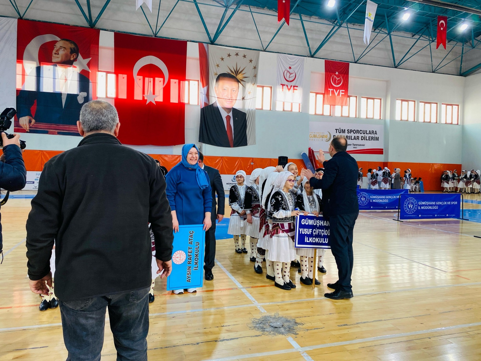 Halk oyunları yarışmaları yapıldı 19