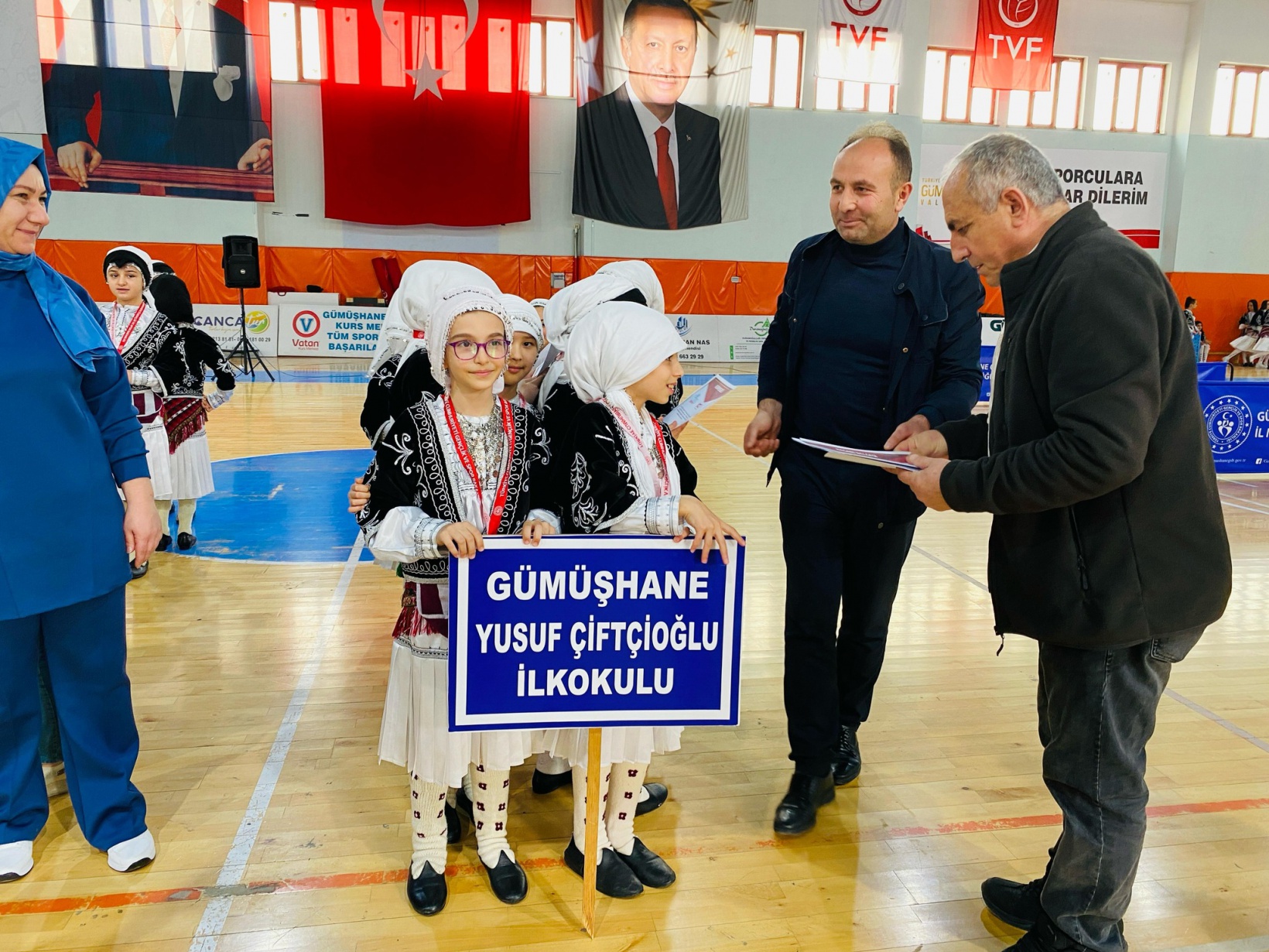 Halk oyunları yarışmaları yapıldı 22