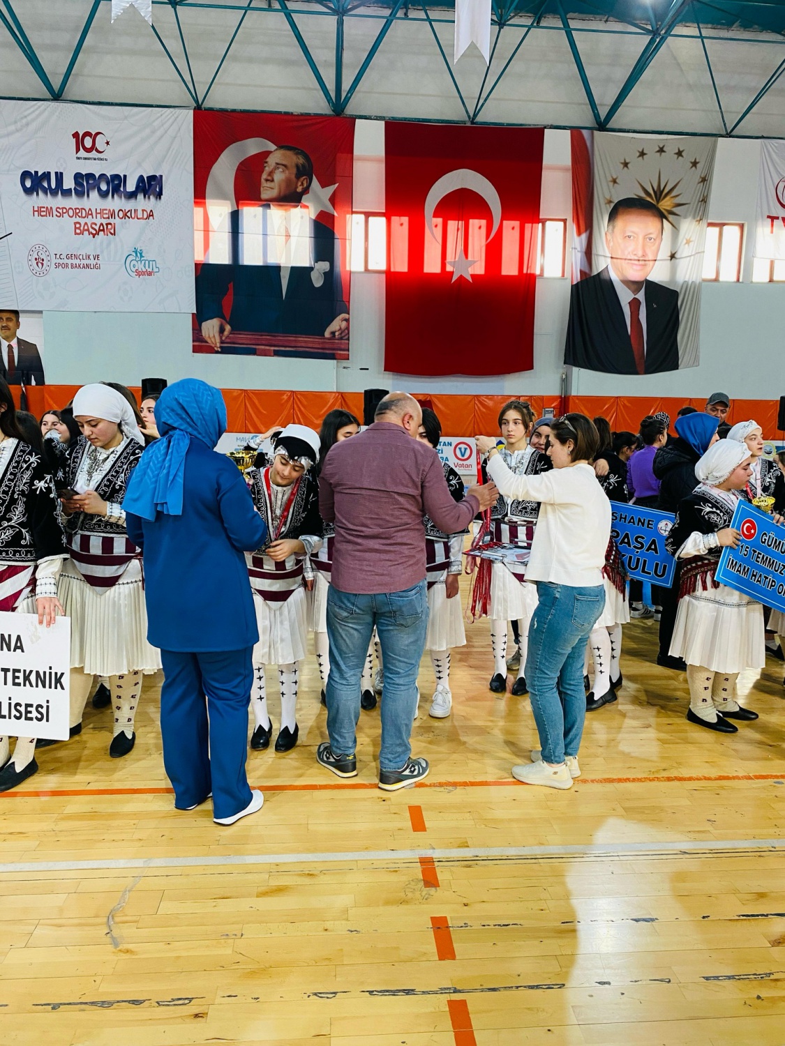 Halk oyunları yarışmaları yapıldı 15