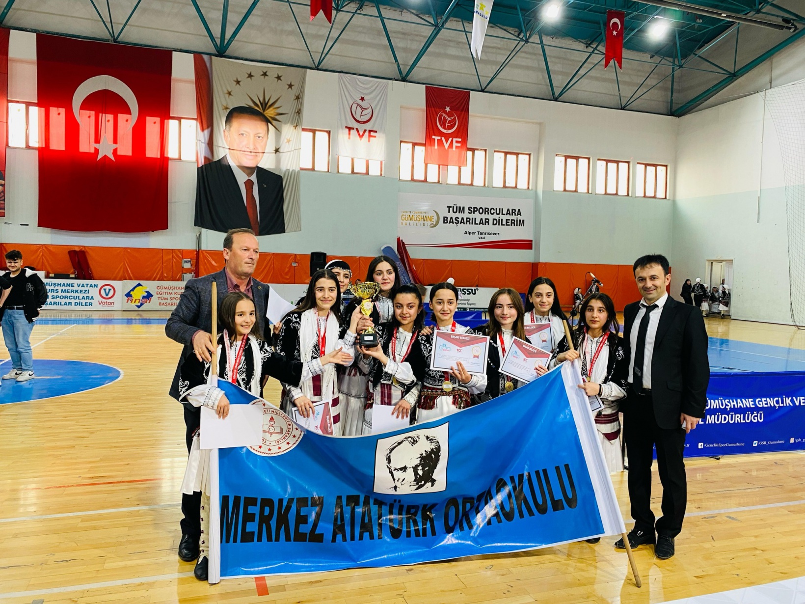 Halk oyunları yarışmaları yapıldı 9