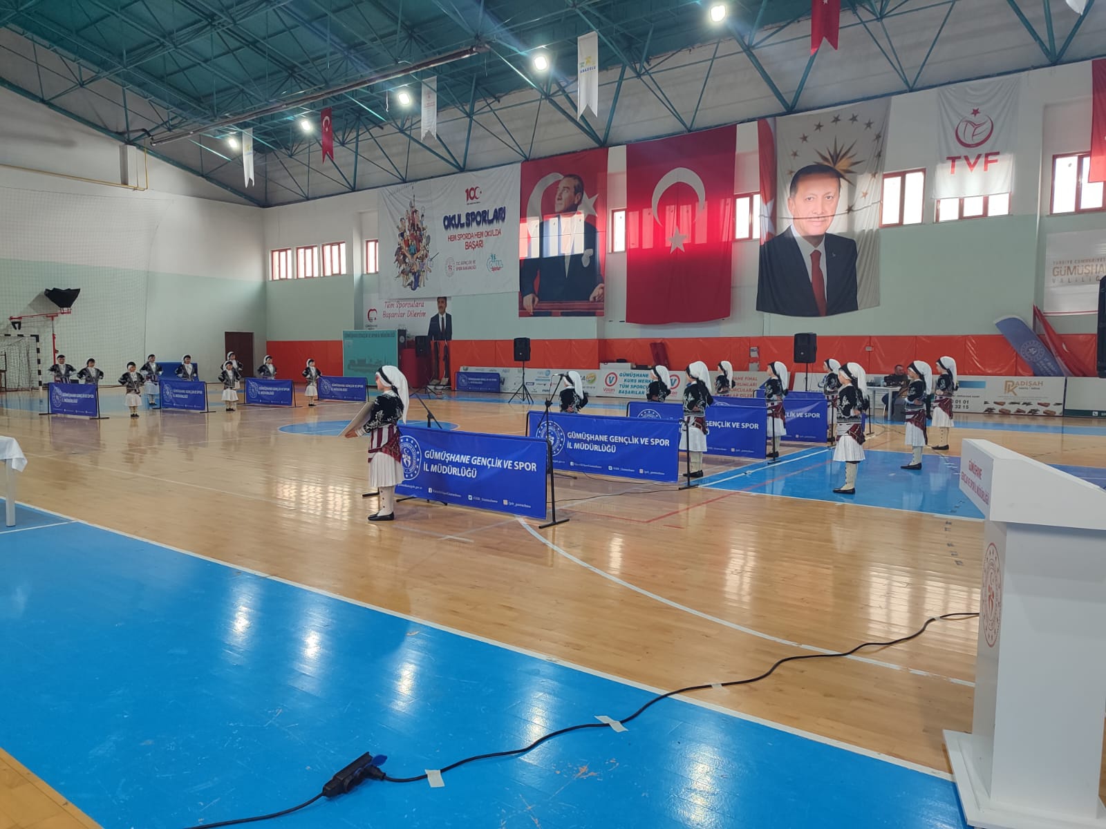 Halk oyunları yarışmaları yapıldı 4