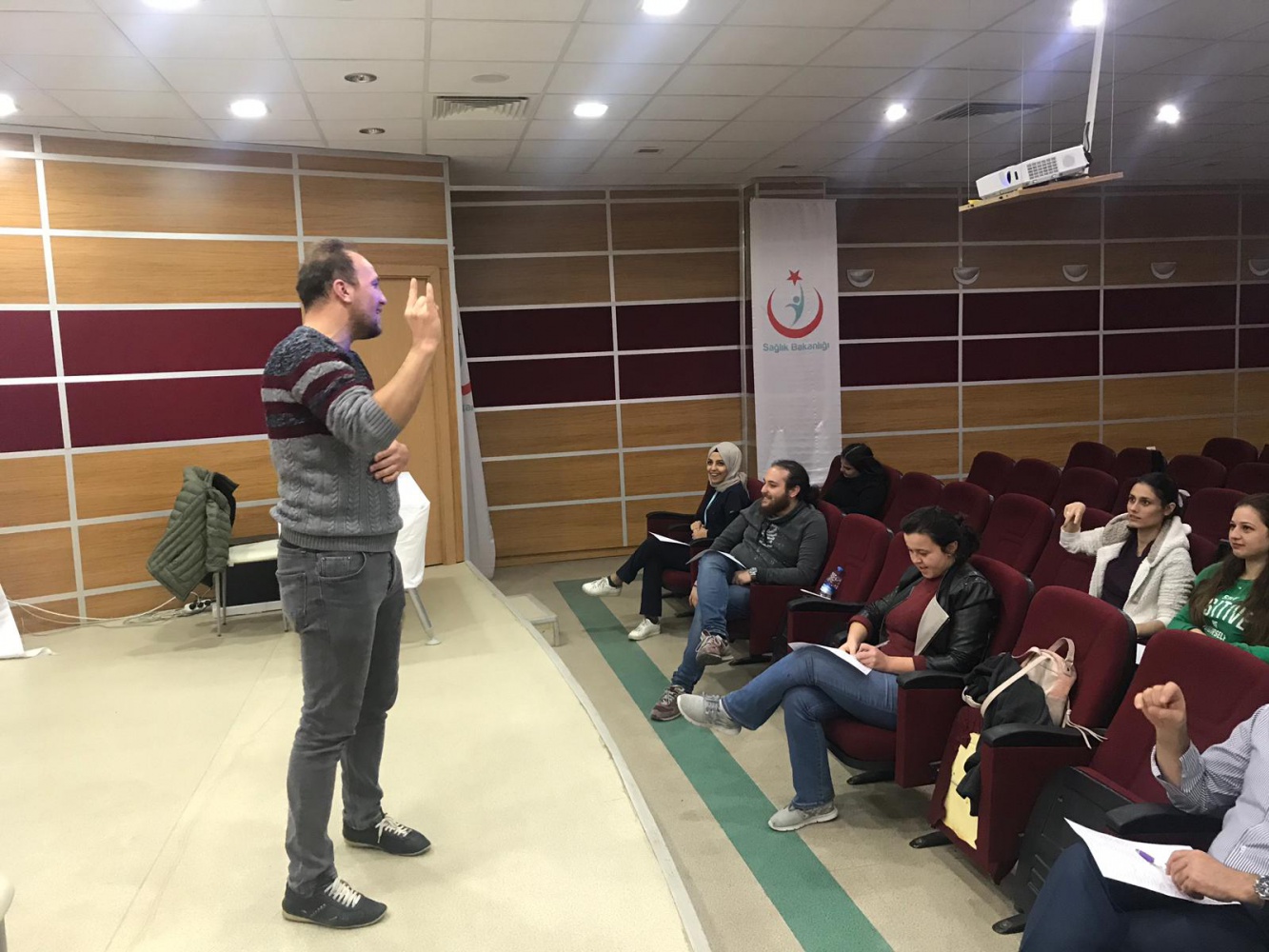 Sağlık personeline işaret dili eğitimi verildi 19
