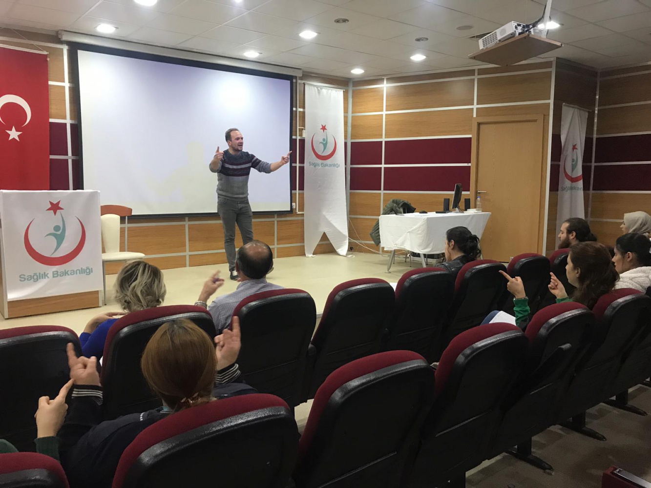 Sağlık personeline işaret dili eğitimi verildi 23