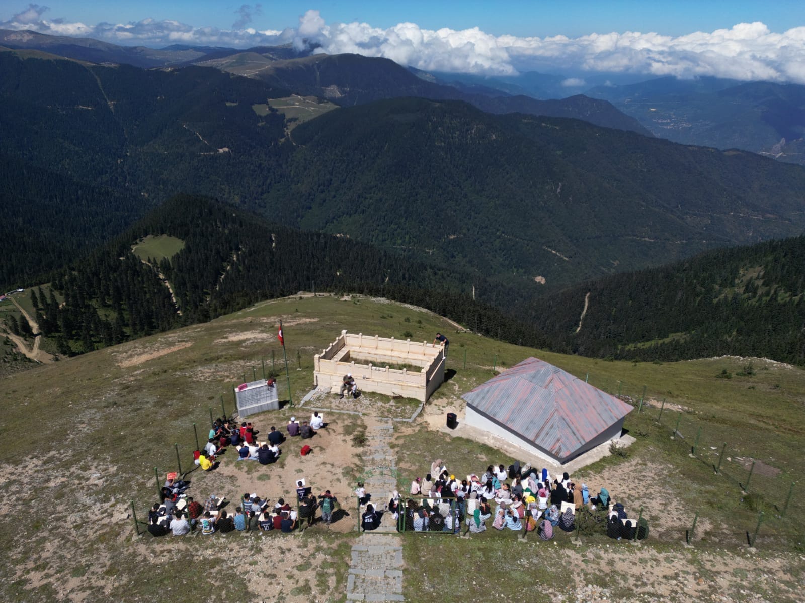 Kur'an Kursu öğrencileri Kabaktepe Şehitliğinde 2