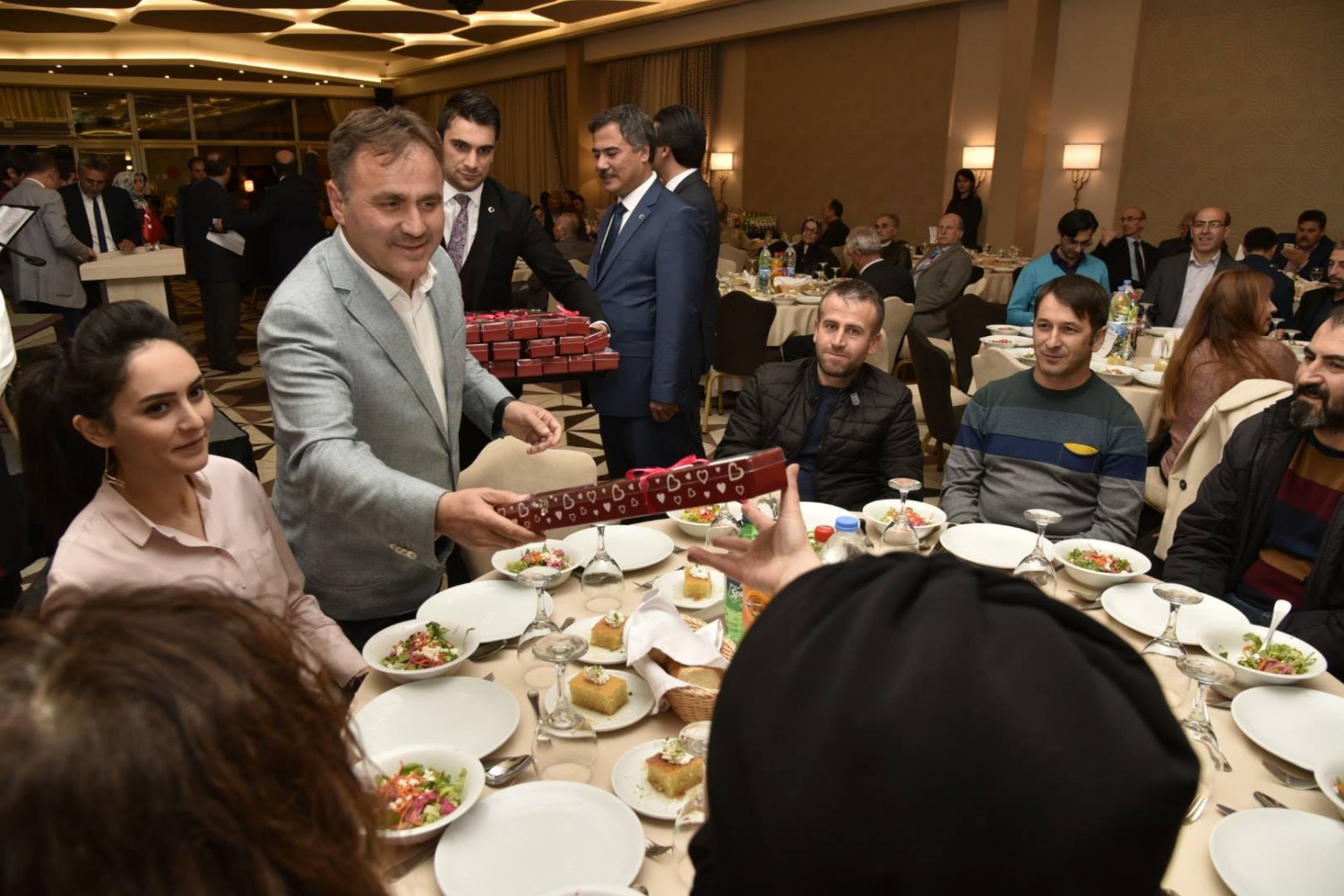 Gümüşhane protokolü öğretmenlerle yemek programında bir araya geldi 1