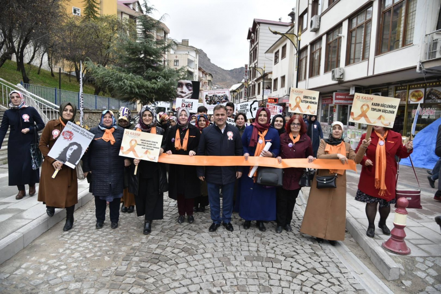 Gümüşhane’de ‘Kadına Şiddet İnsanlığa İhanettir’ yürüyüşü 14