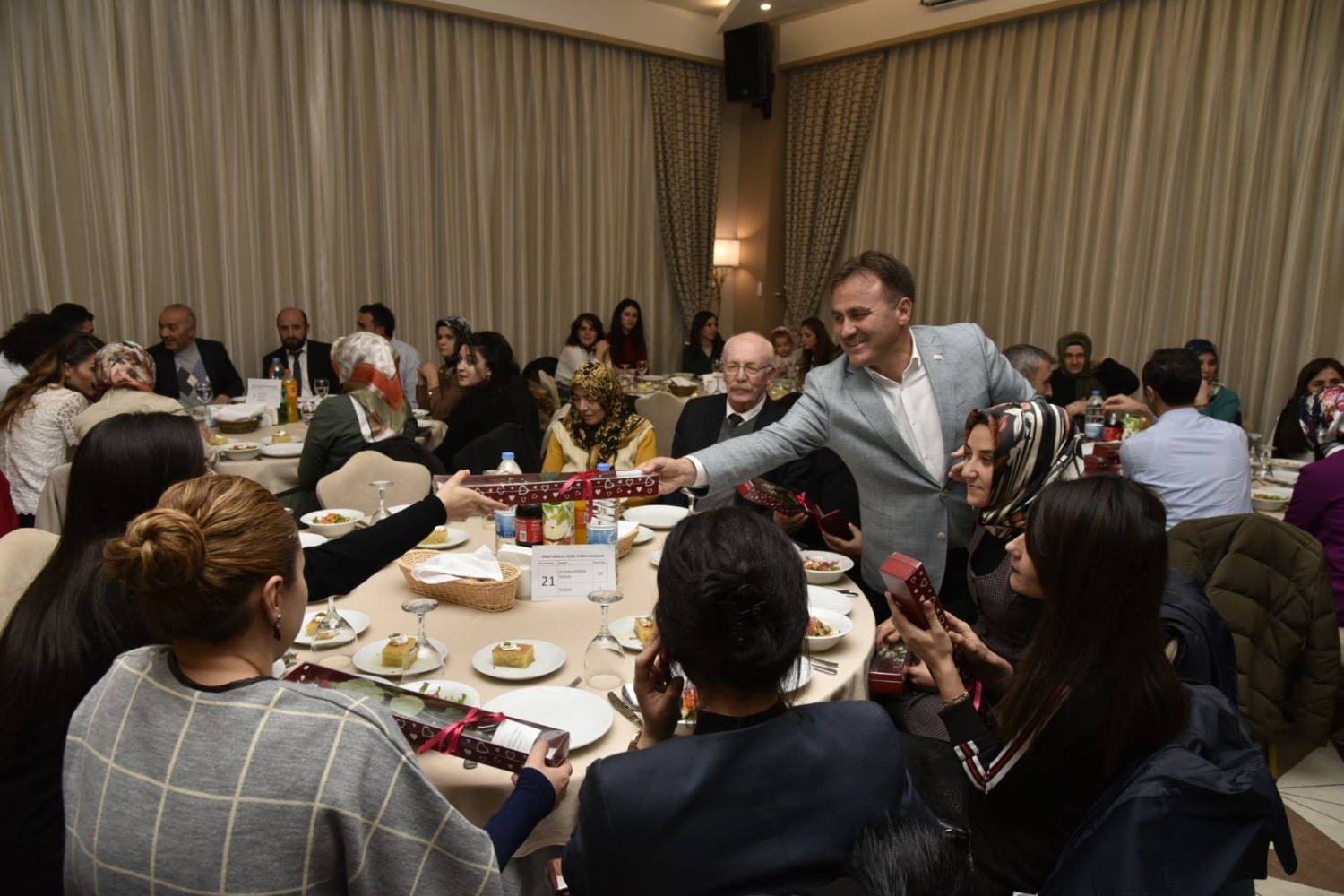 Gümüşhane protokolü öğretmenlerle yemek programında bir araya geldi 4