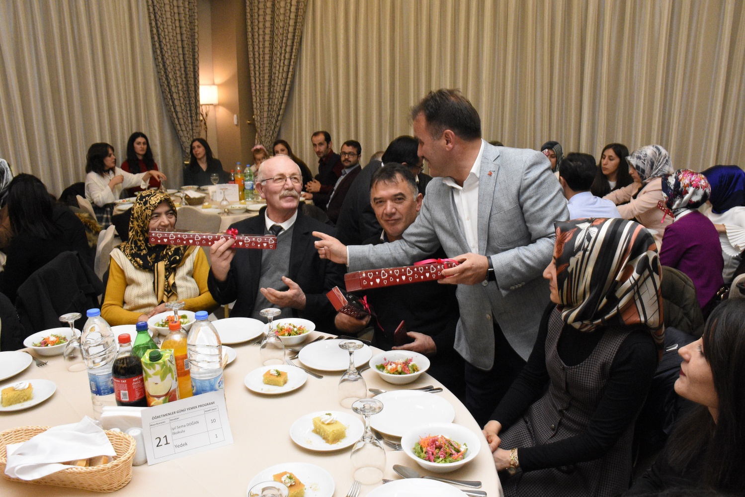 Gümüşhane protokolü öğretmenlerle yemek programında bir araya geldi 18