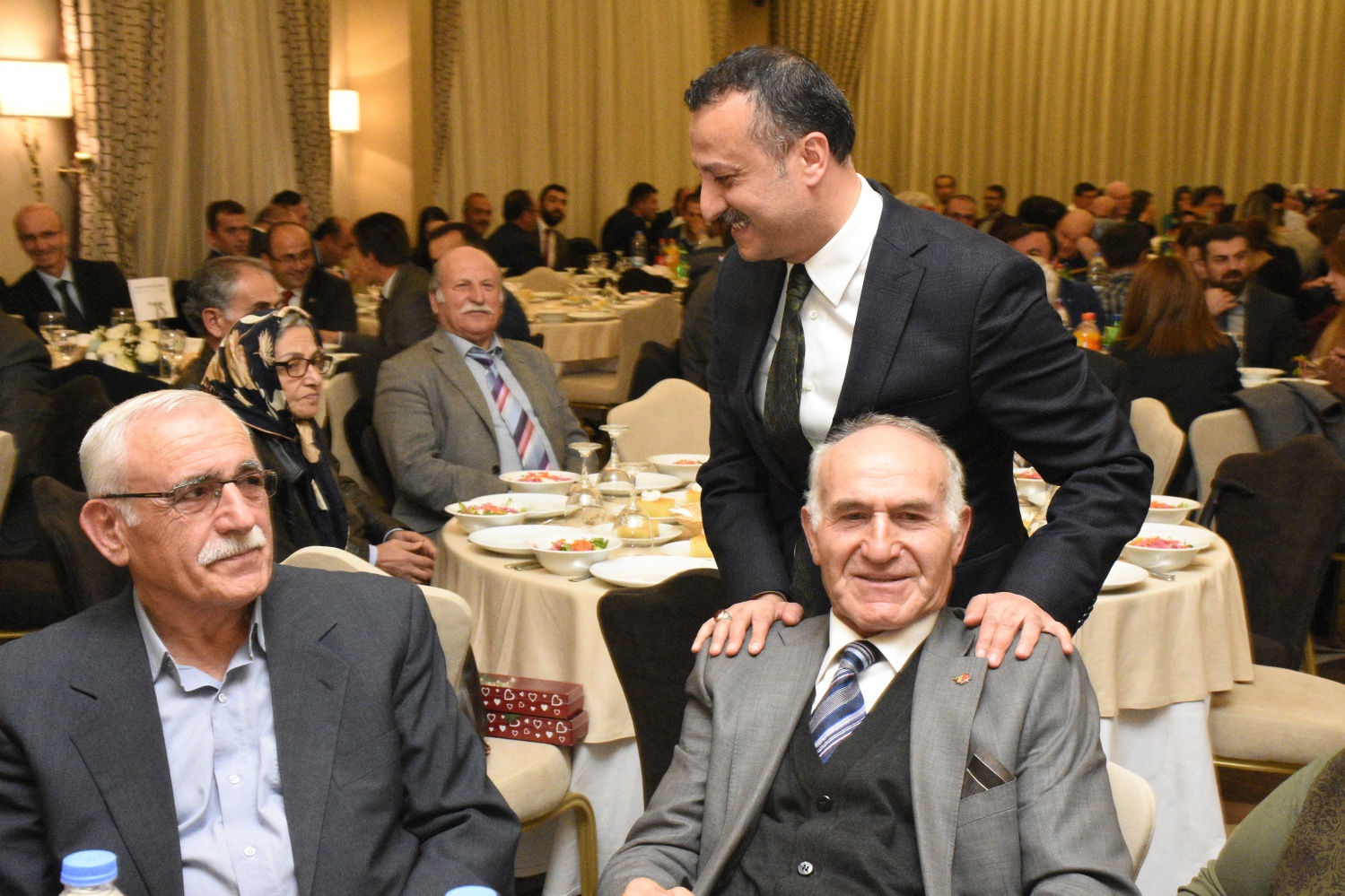 Gümüşhane protokolü öğretmenlerle yemek programında bir araya geldi 16