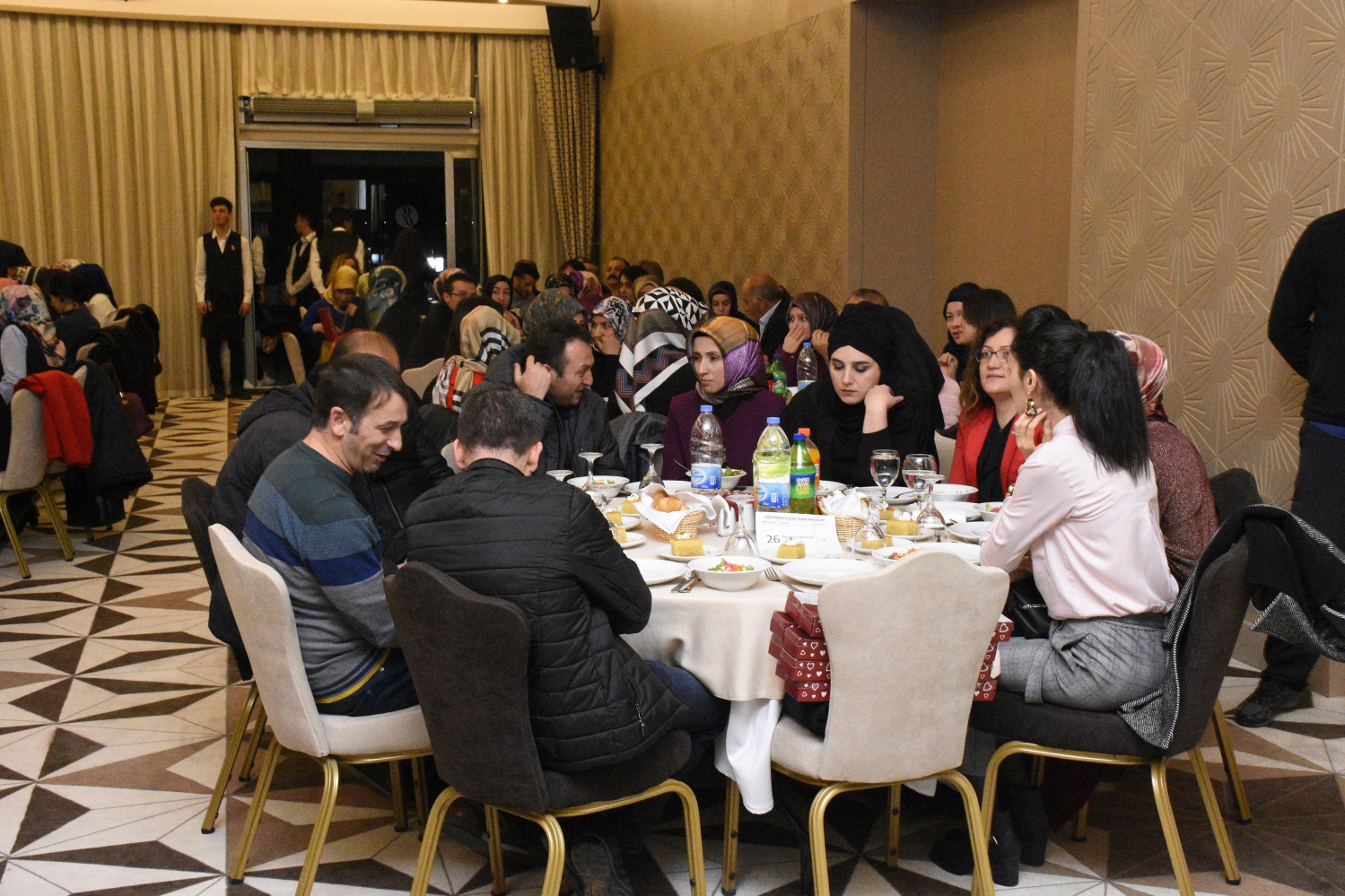 Gümüşhane protokolü öğretmenlerle yemek programında bir araya geldi 10