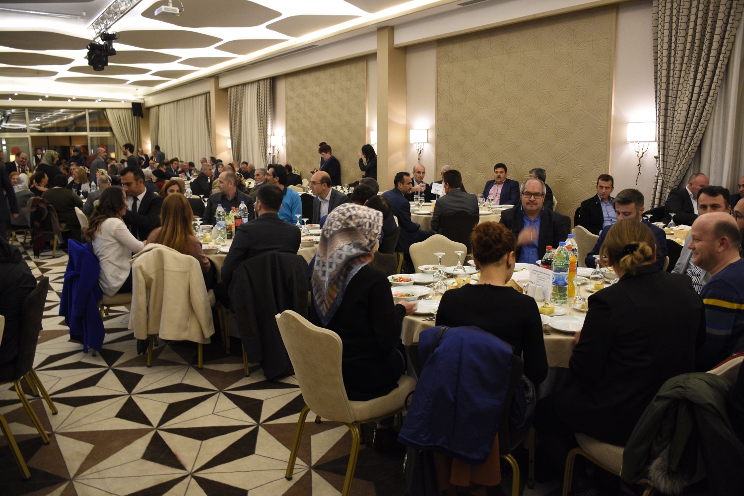 Gümüşhane protokolü öğretmenlerle yemek programında bir araya geldi 7