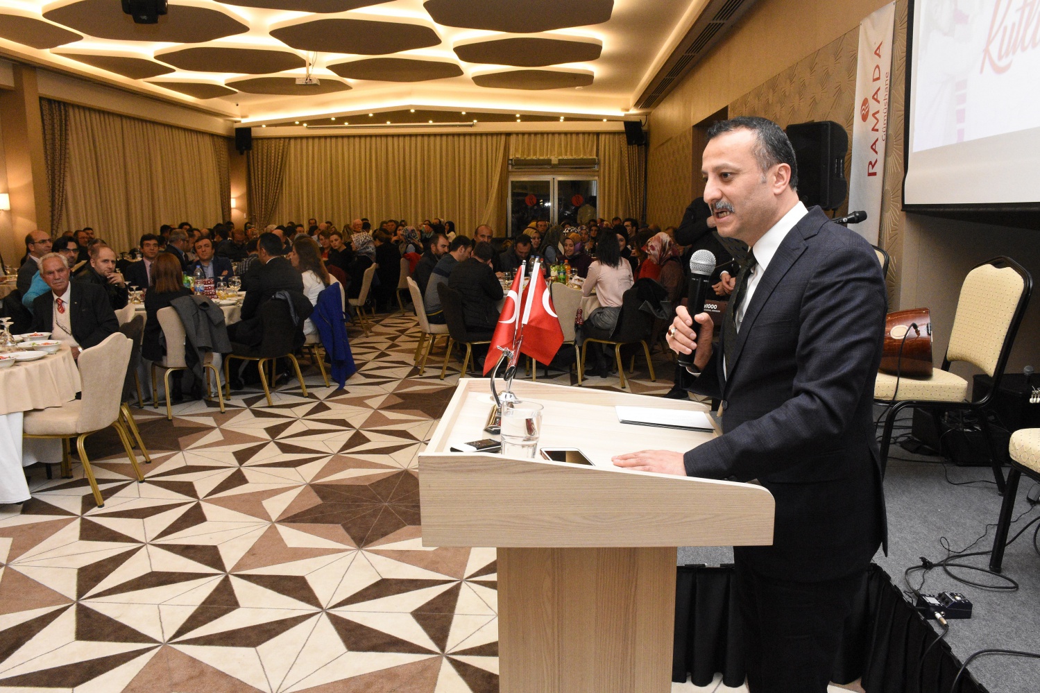 Gümüşhane protokolü öğretmenlerle yemek programında bir araya geldi 19