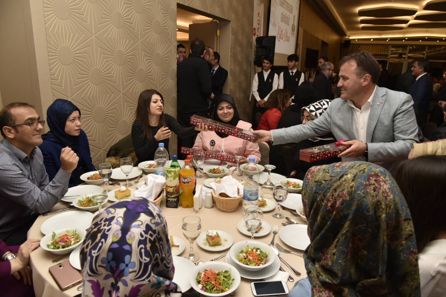 Gümüşhane protokolü öğretmenlerle yemek programında bir araya geldi 11