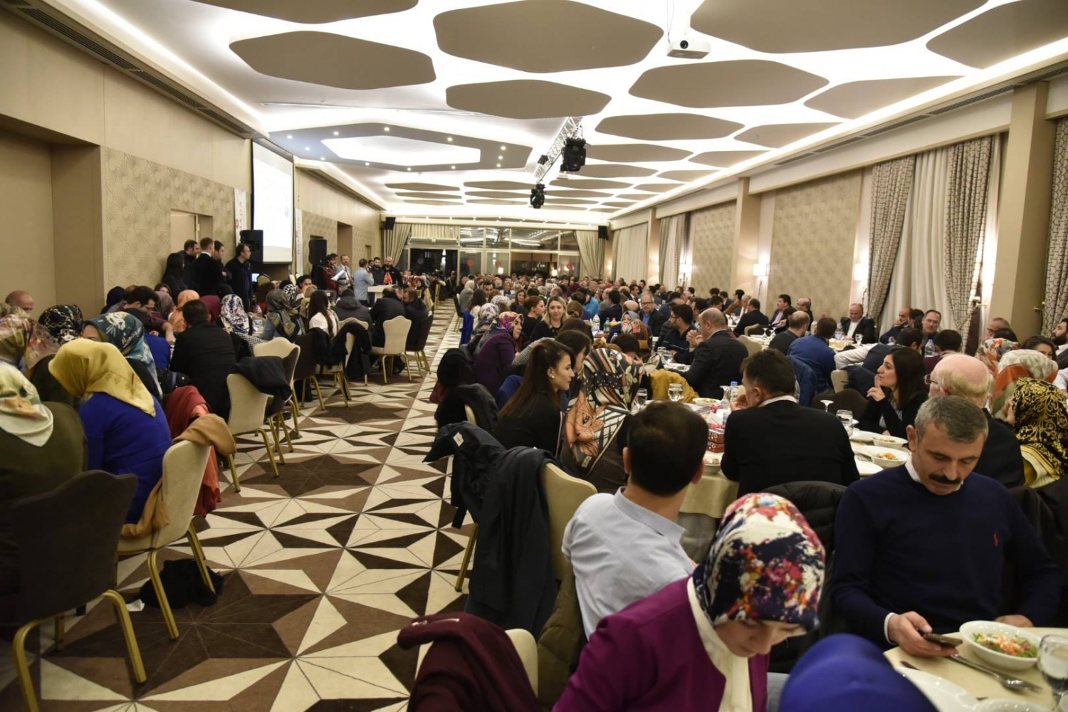 Gümüşhane protokolü öğretmenlerle yemek programında bir araya geldi 13