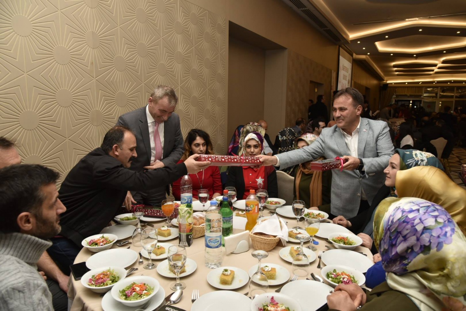 Gümüşhane protokolü öğretmenlerle yemek programında bir araya geldi 17