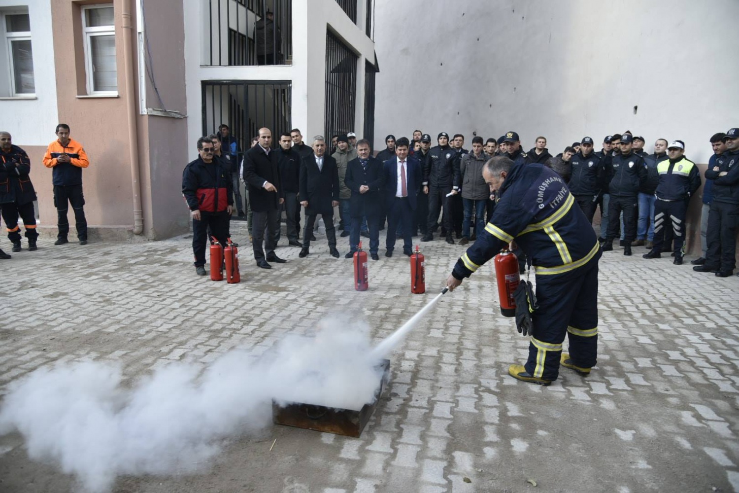 Gümüşhane Emniyetinde yangın eğitimi ve tatbikatı 11