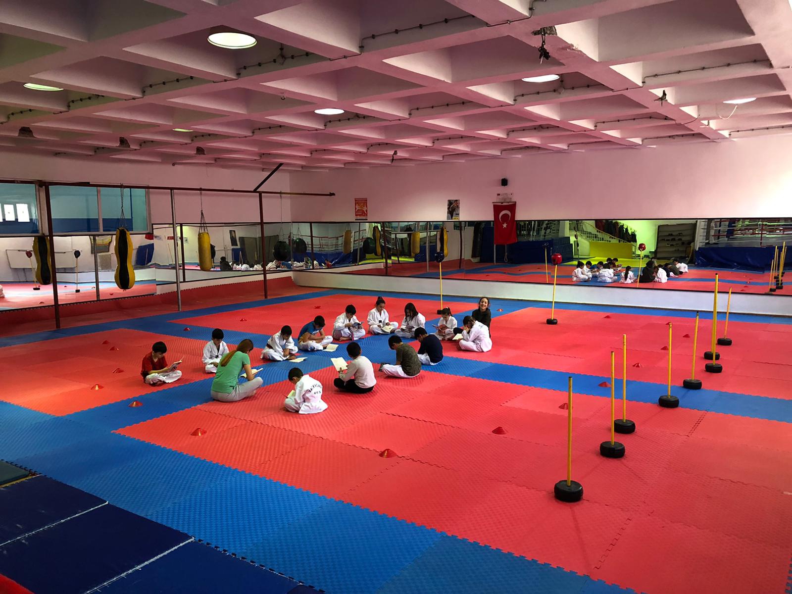 Birlik Vakfı spor yaptırırken kitap okutturuyor 5