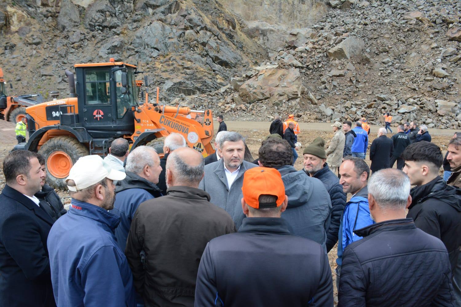 Heyelanlı yol kontrollü olarak ulaşıma açıldı 11