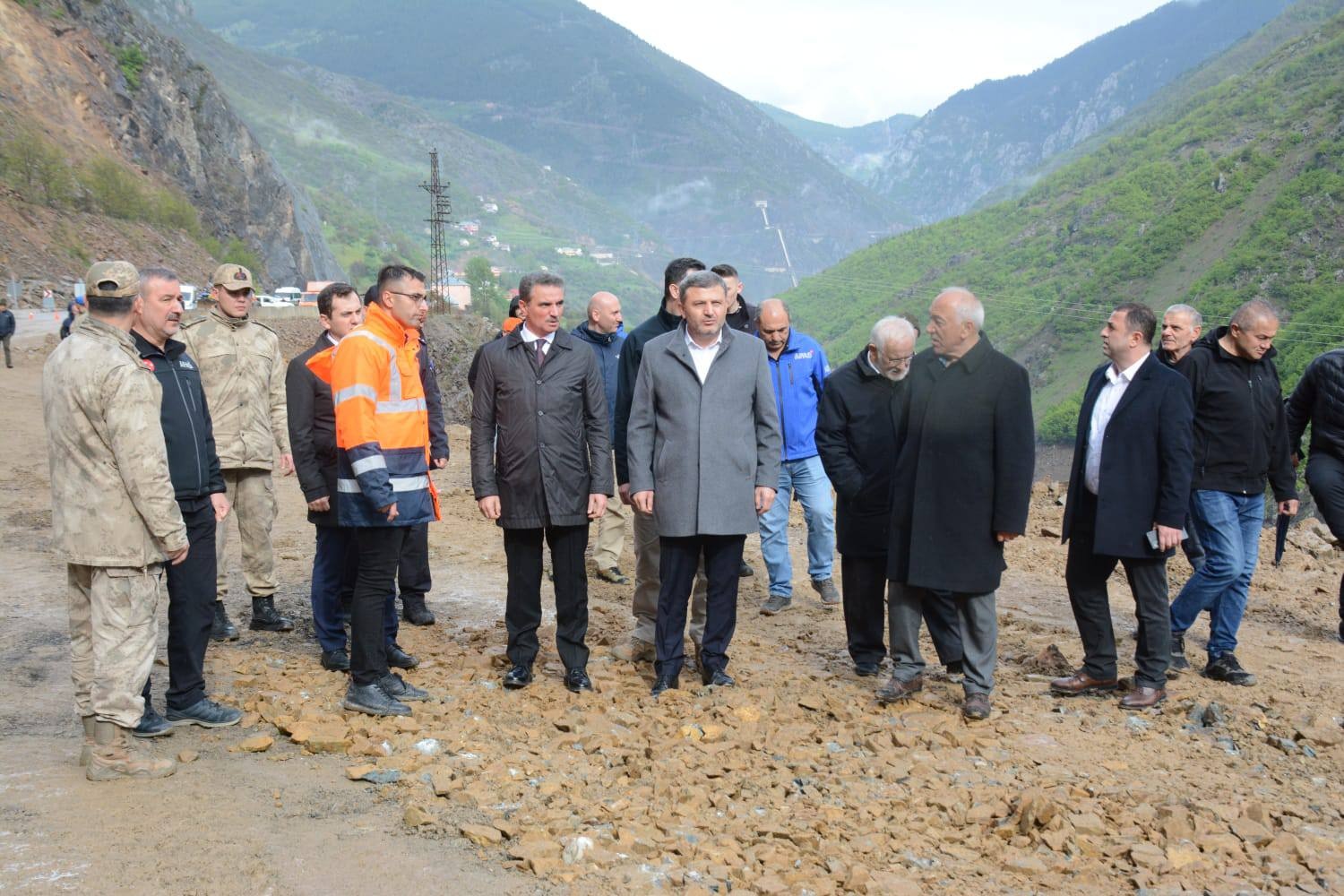 Heyelanlı yol kontrollü olarak ulaşıma açıldı 1