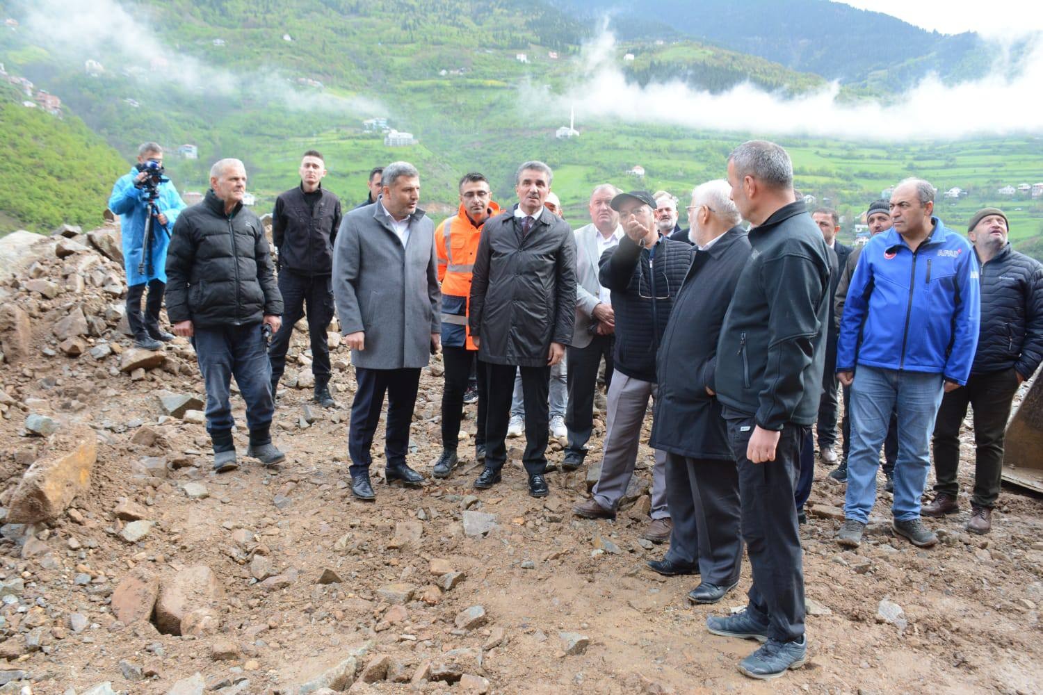 Heyelanlı yol kontrollü olarak ulaşıma açıldı 8