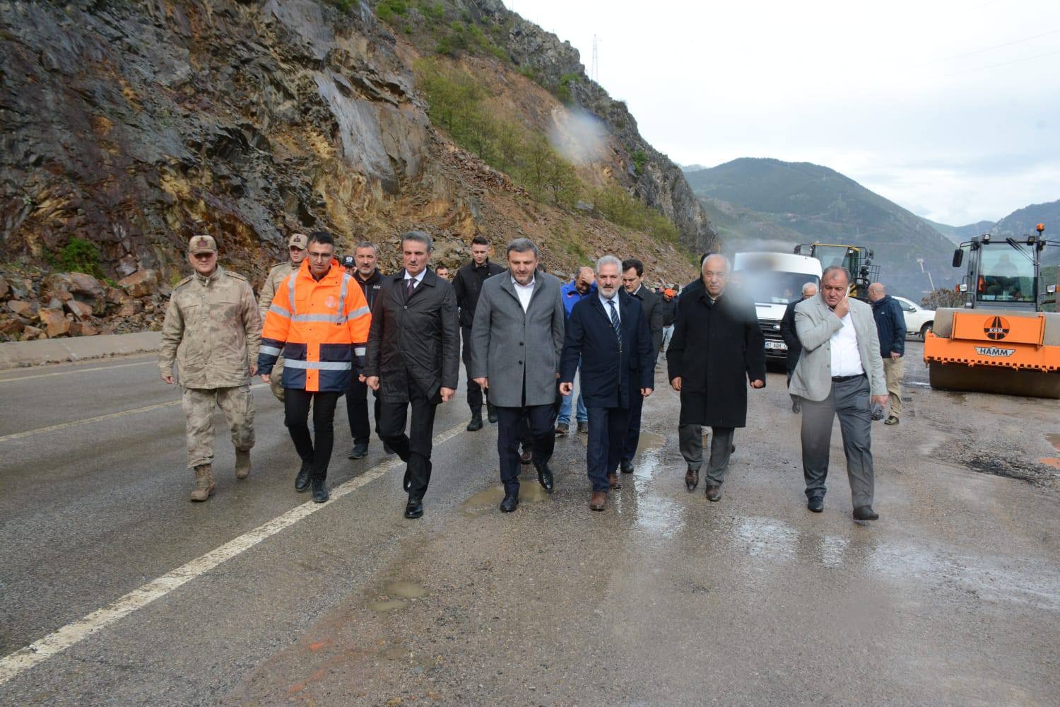 Heyelanlı yol kontrollü olarak ulaşıma açıldı 5