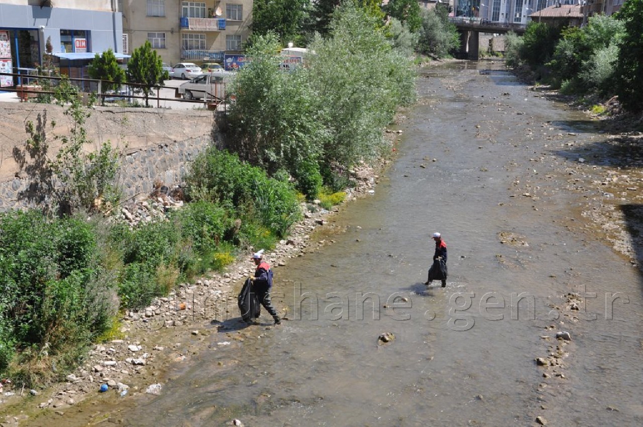 Gümüşhane Belediyesi Harşit Çayında Temizlik Çalışması Başlattı 4