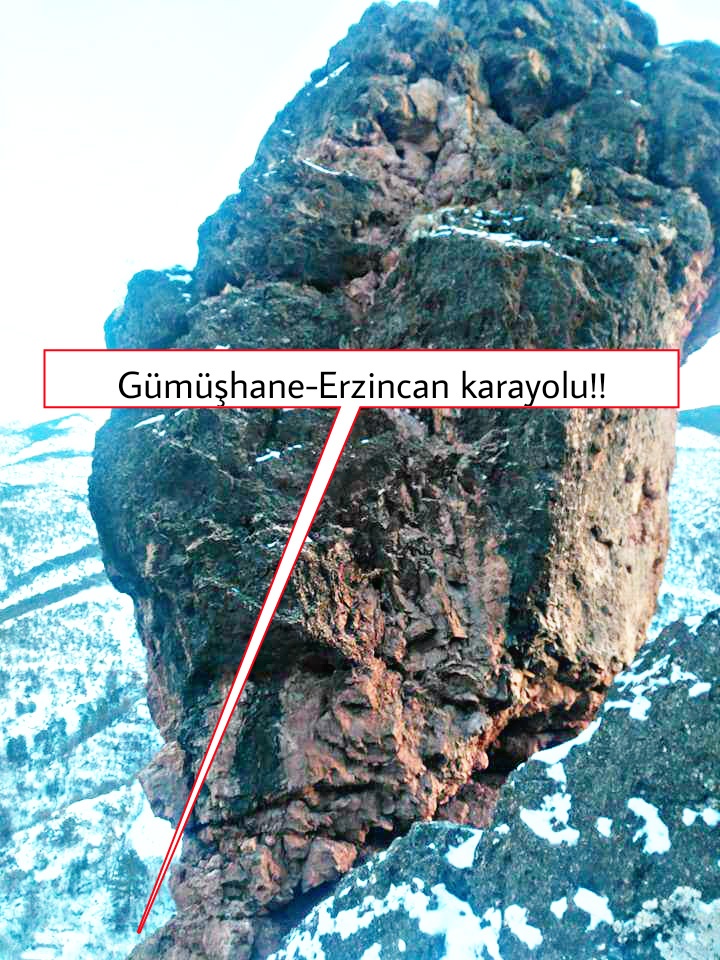 Gümüşhane-Erzincan karayolunda askıda kalan dev kayalar tehlike saçıyor! 3