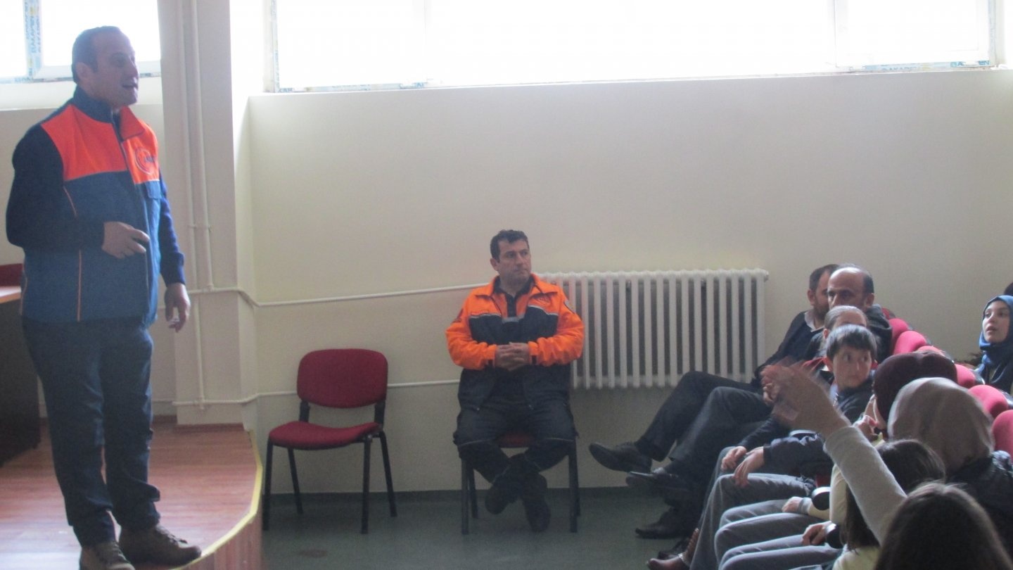 Okullarda deprem anlatıldı 1