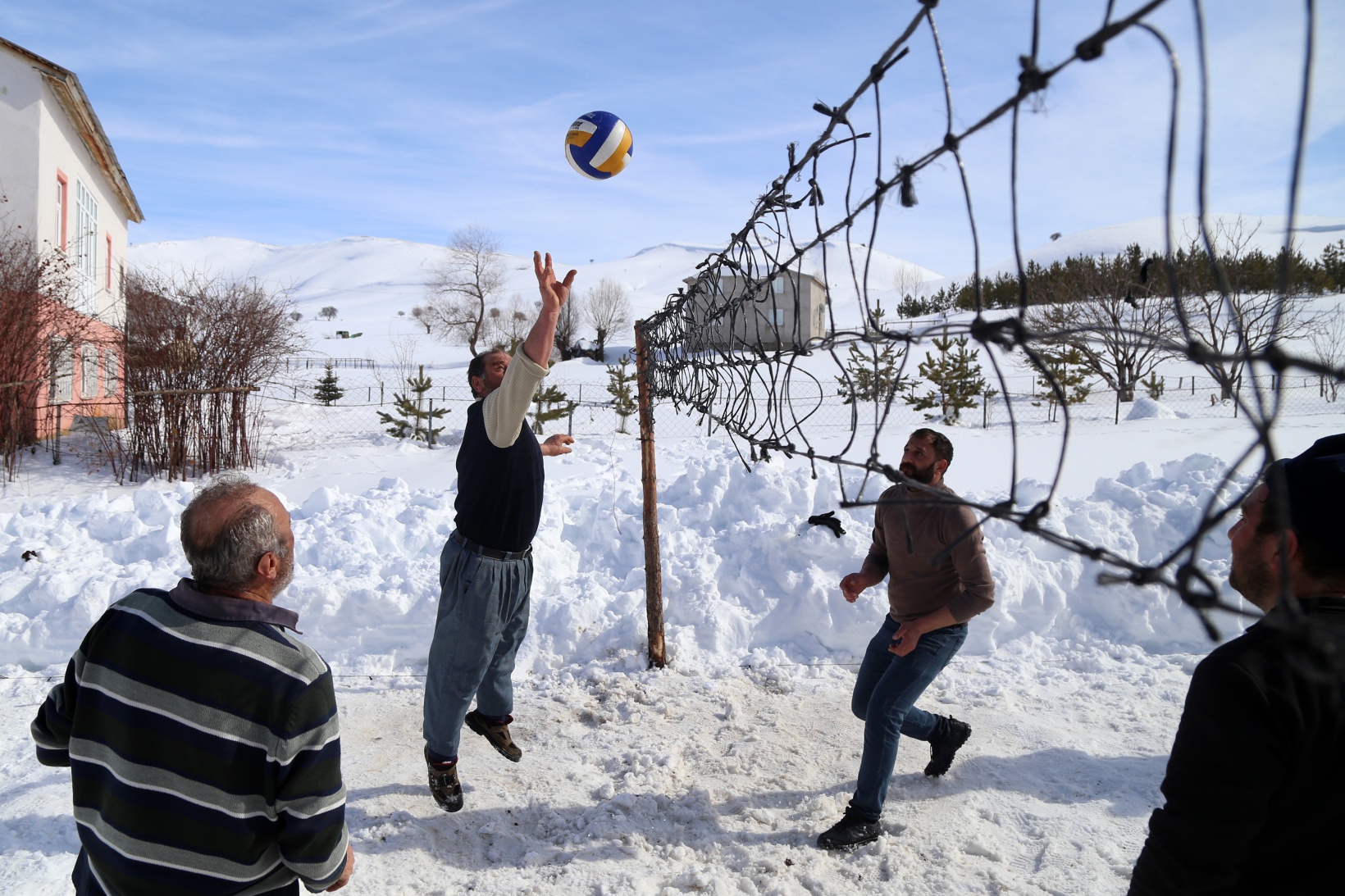 Bu köyde 30 yıldır kar voleybolu oynanıyor 13