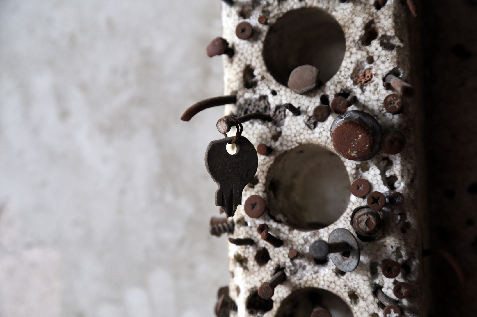 Lastikleri patlatan cisimlerin koleksiyonunu yaptı 2