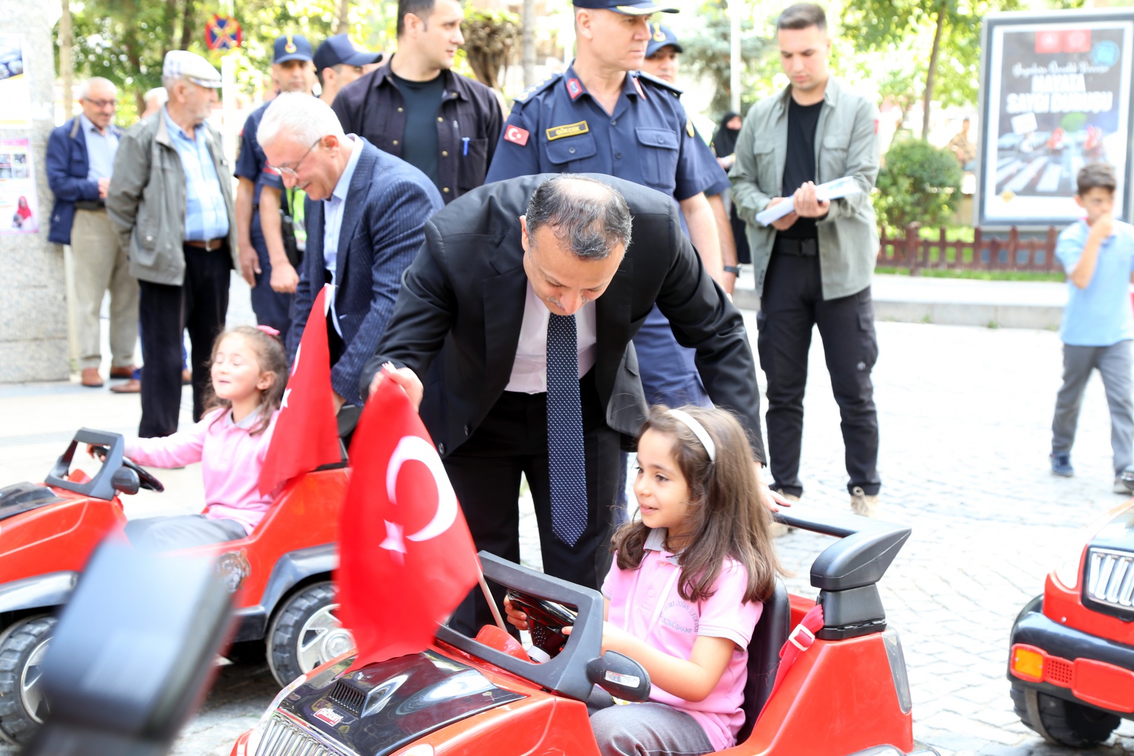 Gümüşhane’de yaya geçitleri kırmızıya boyandı 1