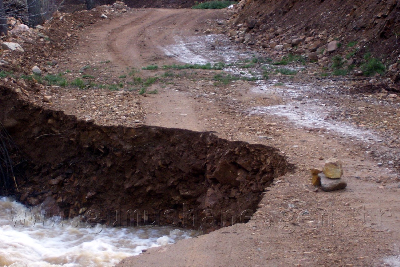 Gümüşhane'de Sel Köy Yollarını Da Vurdu 4