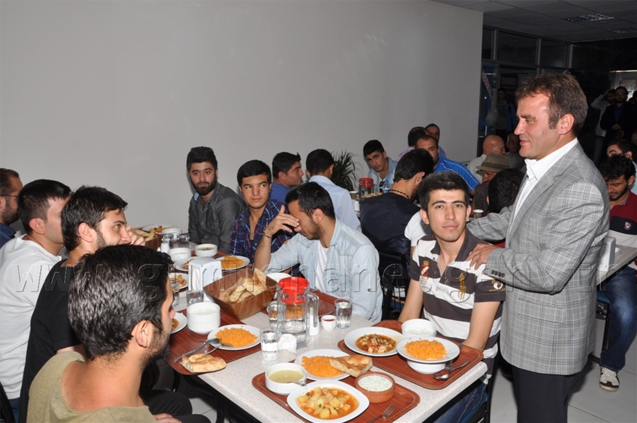 Başkan Çimen, İftar Yemeğinde Vatandaşlarla Bir Araya Geldi 3