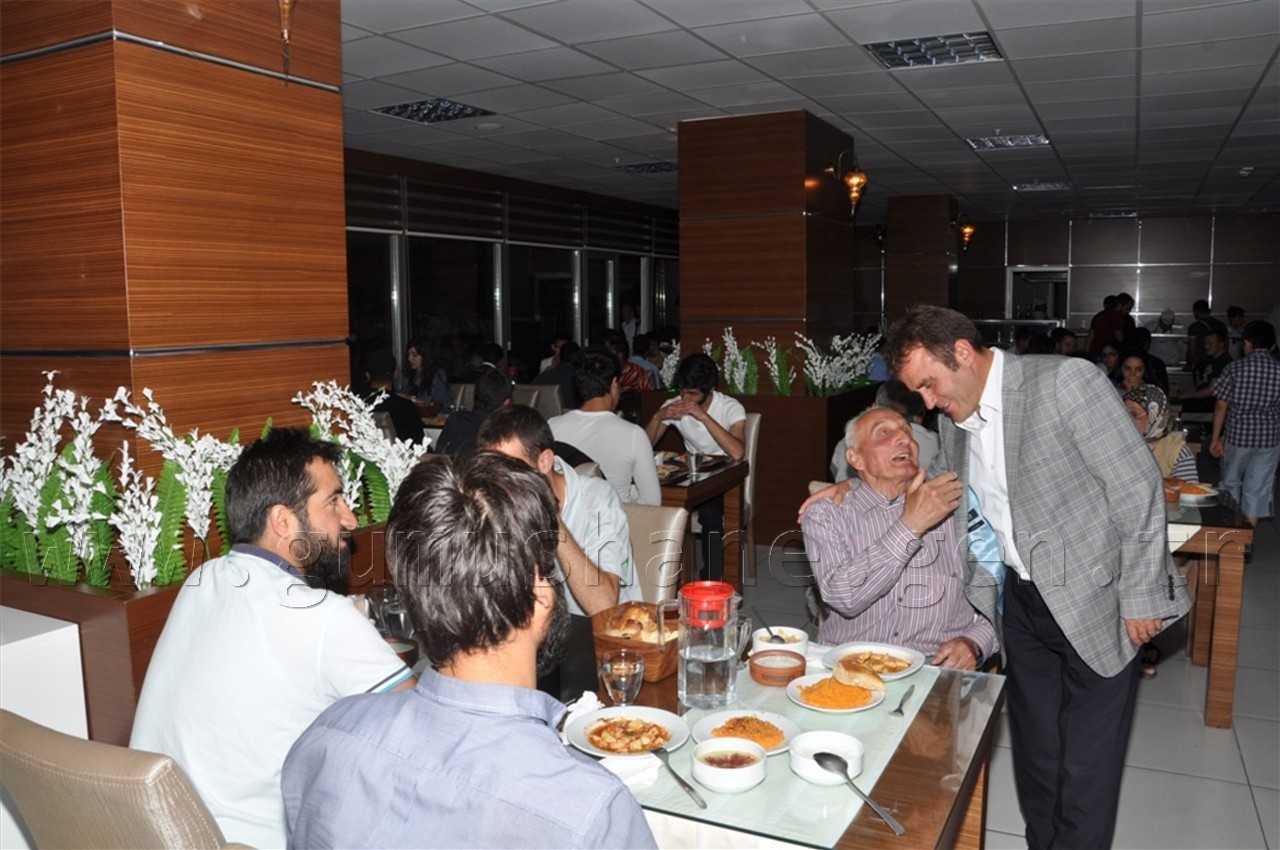 Başkan Çimen, İftar Yemeğinde Vatandaşlarla Bir Araya Geldi 7