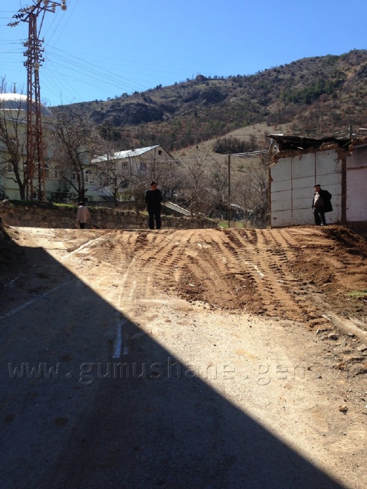 Hacıemin Mahallesindeki Virajlı Dar Yol Genişletildi  4