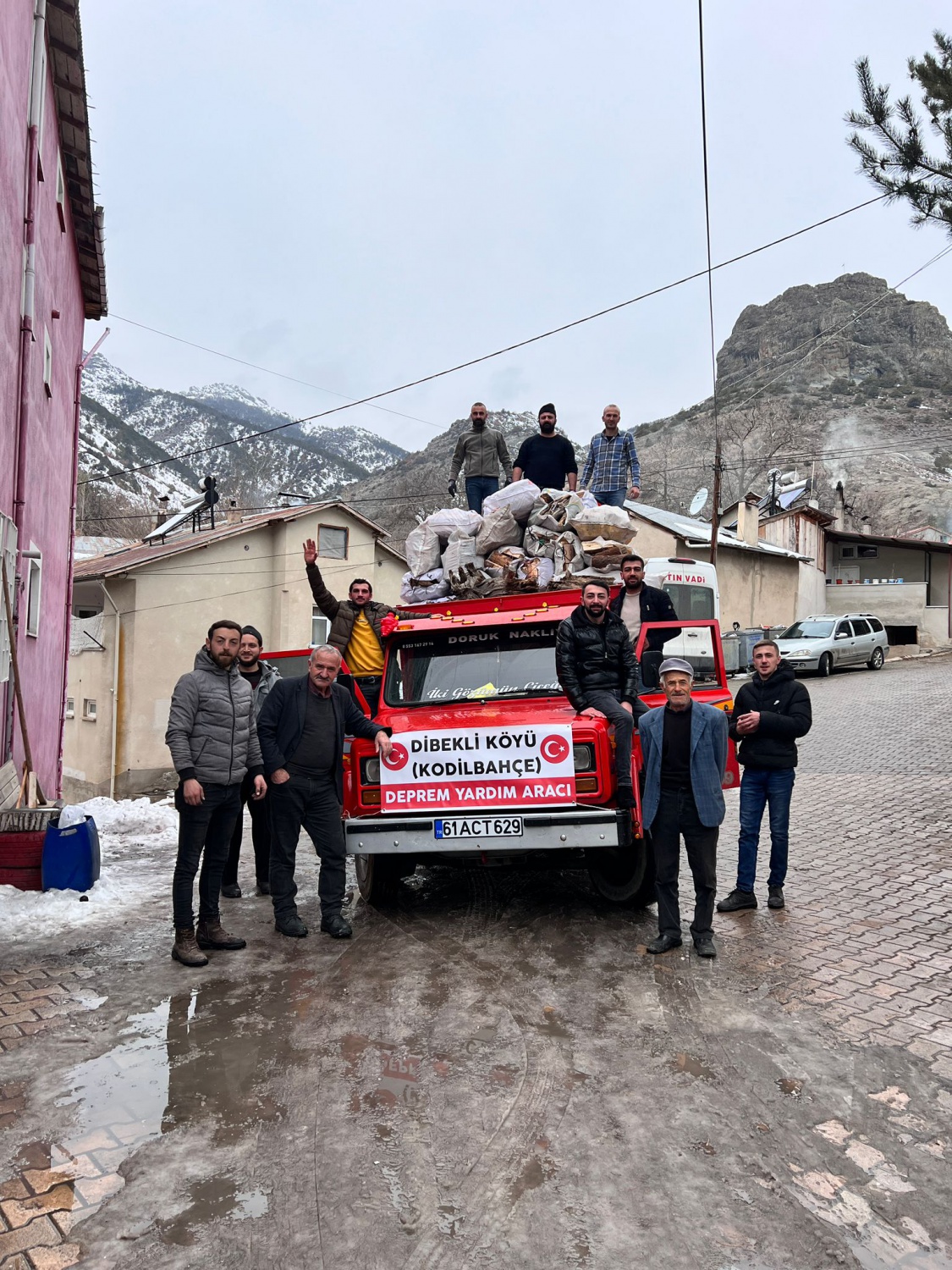 Dibekli köyünden depremzedeler için yakacak seferberliği 4