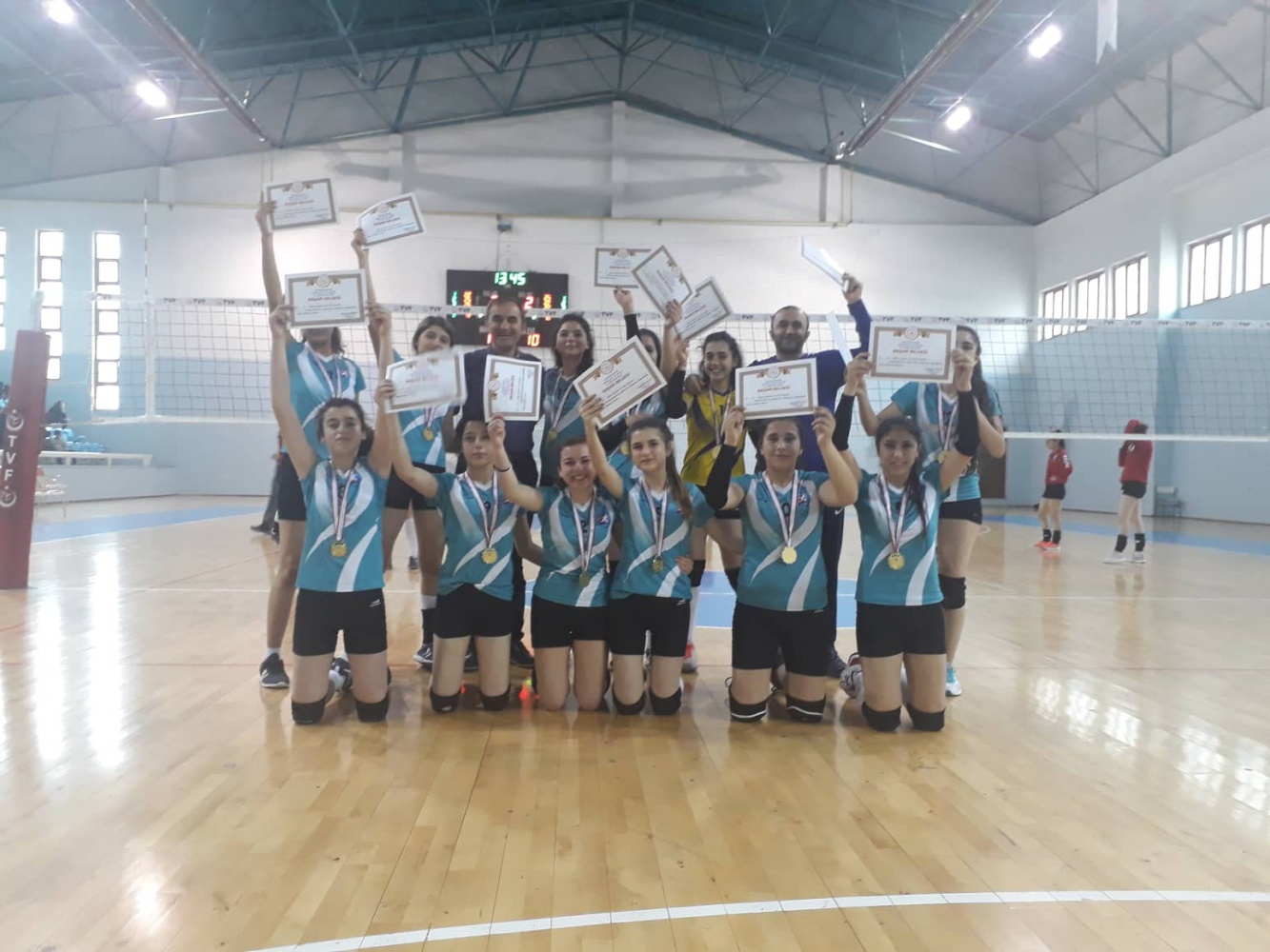 Voleybol grup müsabakaları sona erdi  4