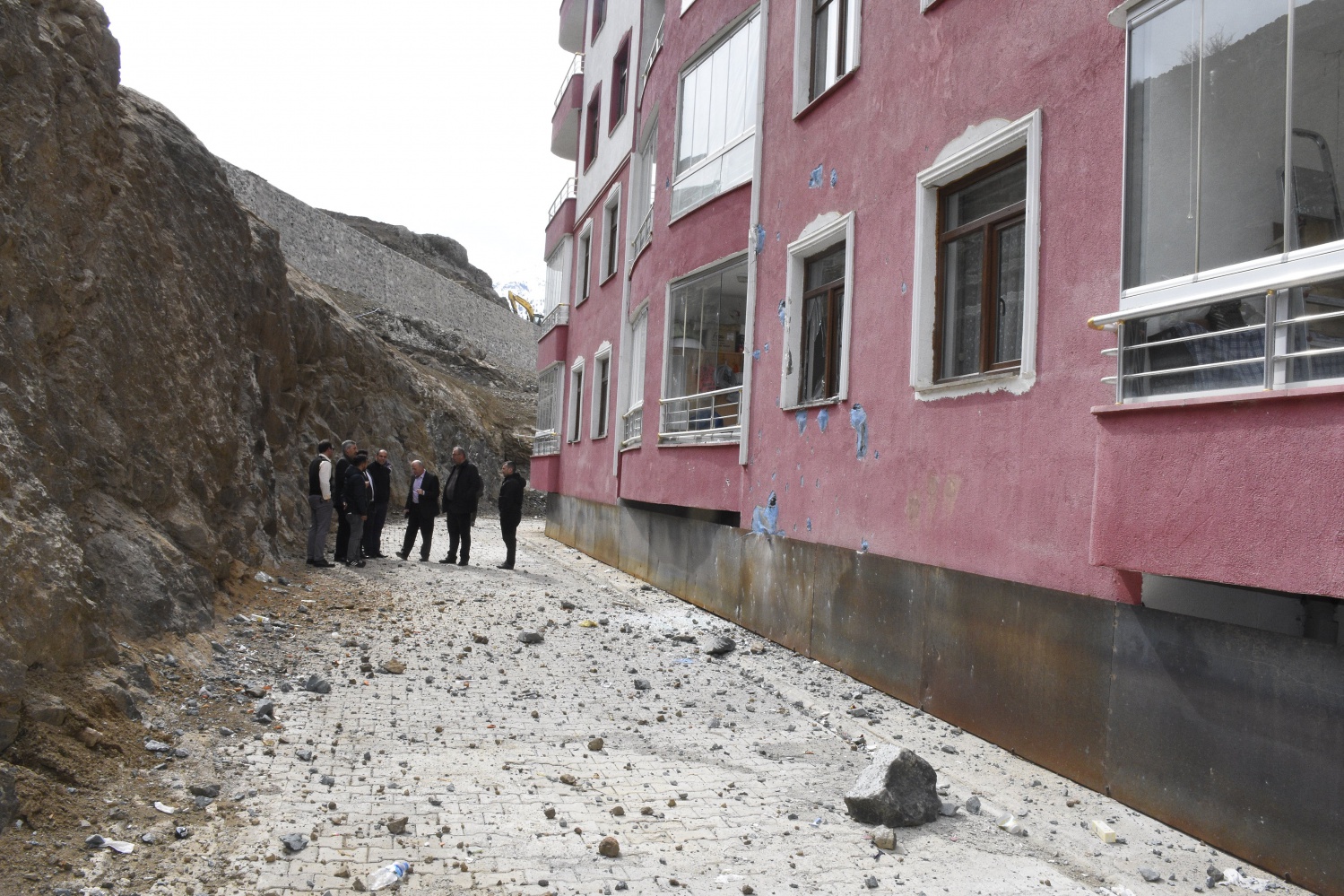 Gümüşhane’de patlatma 3 eve zarar verdi 1