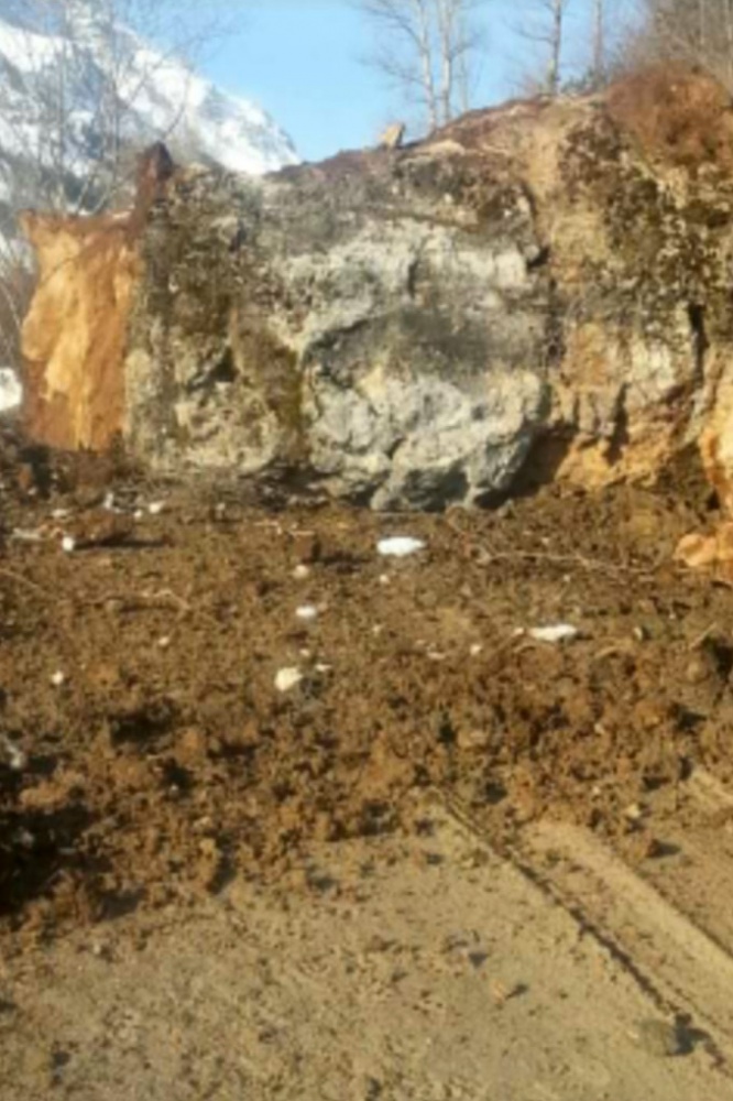 Gümüşhane’de köy yoluna devasa kaya düştü 1