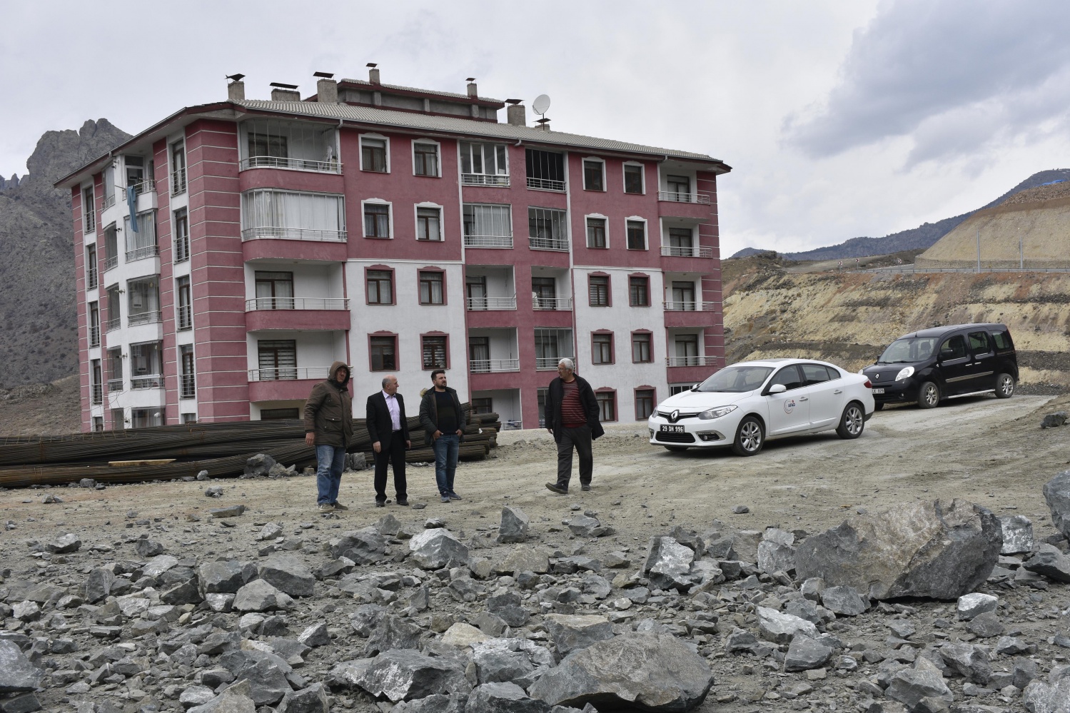 Gümüşhane’de patlatma 3 eve zarar verdi 4