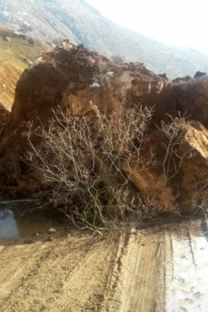 Gümüşhane’de köy yoluna devasa kaya düştü 2