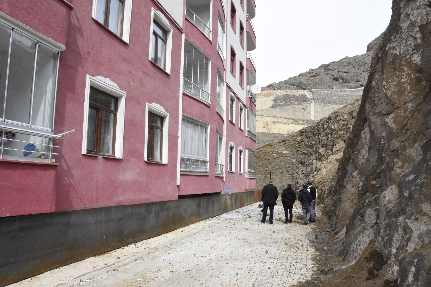 Gümüşhane’de patlatma 3 eve zarar verdi 3